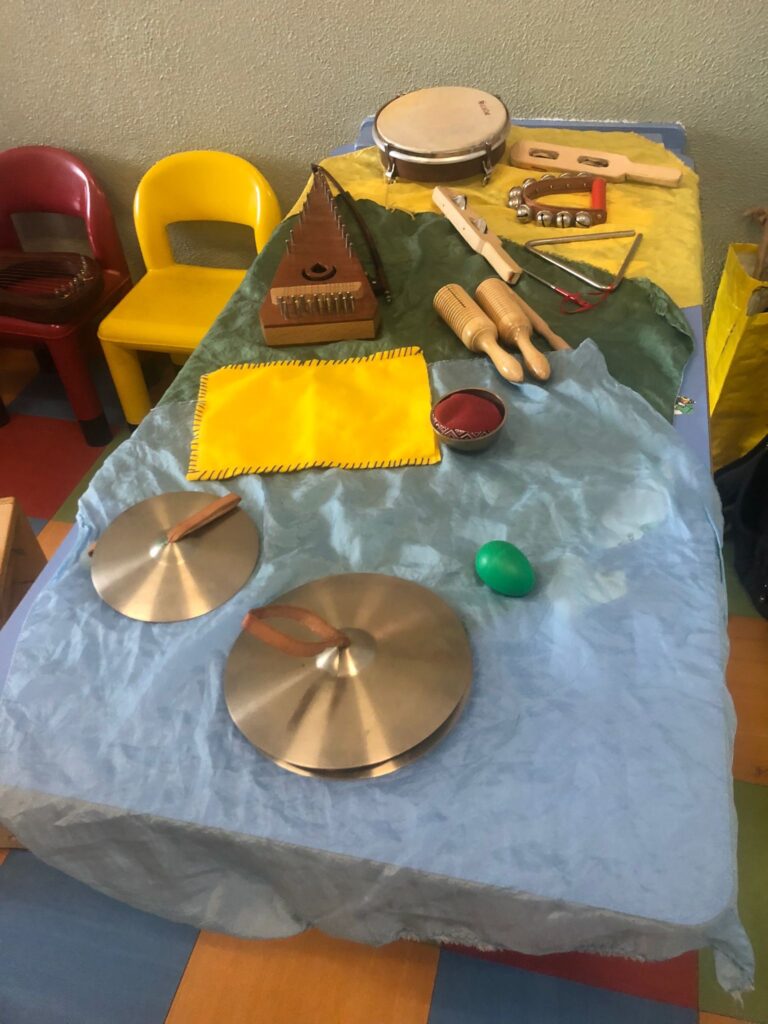 Il tavolo degli strumenti. Strumenti musicali utilizzati durante la presentazione strumenti alla scuola materna